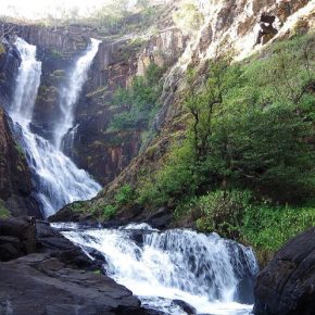 Wasserfälle und heiße Quellen Wasserfälle und heiße Quellen