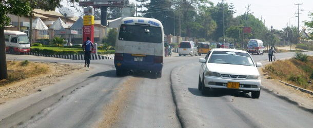 Eine ganz normale Teerstraße im Mbeya.
