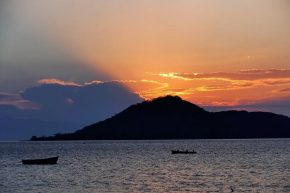 Kein Vulkanausbruch, sondern der Sonnenuntergang über Thumbi West Island.