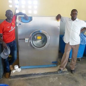 keine Weißen Elefanten - die Waschmaschinen in der Klinik funktionieren und werden von den Wäschern stolz präsentiert.