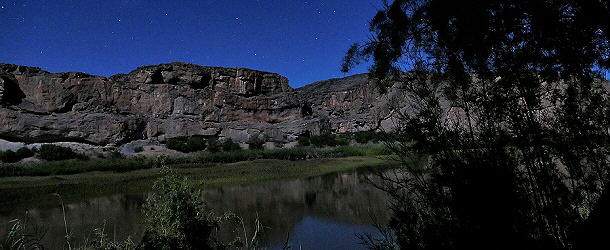 Kurz nach Mitternacht strahlt der Mond die Felswände am Orange-River an