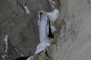 Tropfsteine bringen merkwürdige Gebilde hervor, hier die Madonna in der Echo-Cave.