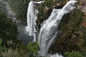 Zahlreiche Wasserfälle stürzen an der Panoramaroute durch die Transvaal Drakenberge in die Tiefe.