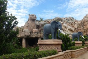 Ein Wahrzeichen von Sun City ist die Elefantenallee. Im Hintergrund sind die Big Five in Stein gemeiselt.