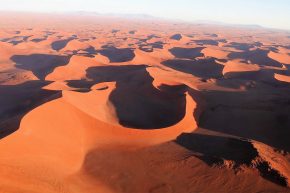 Die Dünen der Namib in der Abendsonne.