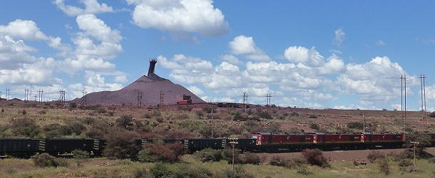 Der Norden von Südafrika lagern große Mengen von Eisenerz. Die Züge mit dem Rohstaff sind bis zu 2km lang und werden von mehreren Lokomotiven in den 800 Kilometer entfernten Hafen von Salima befördert.