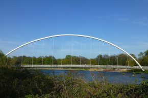 Eigentlich nur eine Brücke über die Mulde in Dessau, das Interessante an ihr ist der Spitzname: Eierschneider.