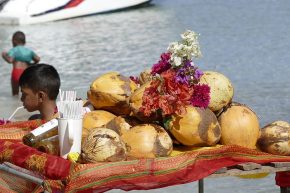 Auf der Insel Benitiers werden am Strand Köstlichkeiten und Souvenirs auf Flößen zum Kauf angeboten.