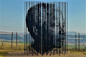 Steht man auf der richtigen Position, entpuppt sich das Ganze als Porträt von Nelson Mandela. An dieser Stelle wurde der Mann 1962 verhaftet.