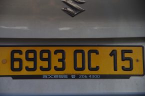 Die Nummernschilder an den Fahrzeugen von Mauritius folgen einer eigenen Logik. Saleem hat's erklärt: Vor uns haben wir das 6993. Fahrzeug, das im Jahr 2015 zugelassen wurde. Der Zulassungstag war im Oktober.