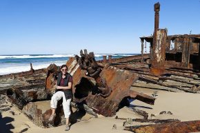 Am Strand von Fraser Island wurden nicht nur Autos versenkt. Hier sieht man das Maheno Schiffswrack am 75 Mile Beach.