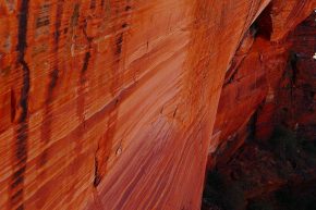 Die Nordwand des Kings Canyon leuchtet in beeindruckenden Farben.