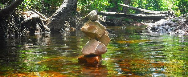 Auch die Wasserwanderwege sind im Litchfield durch Steinmännchen gekennzeichnet