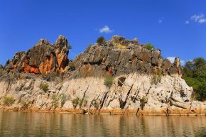 Die weiß ausgewaschenen Felsen zeugen von einem 10 Meter höheren Wasserstand des Fitzroy River während der Regenzeit.