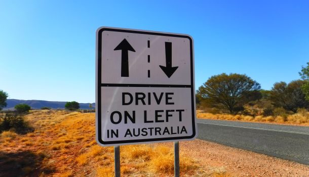 Vor allem an touristischen Hotspots wird an den Linksverkehr in Australien erinnert.