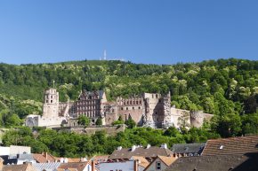 Hoch über den Dächern von Heidelberg thront das Schloss.