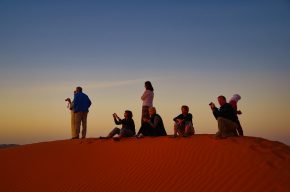 gespanntes Warten auf den Sonnenaufgang in der Wüste