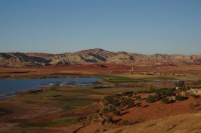 Malerisch liegt die Landschaft am Barage Sidi Chahed bei Fes in der Abendsonne.