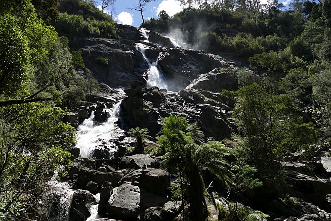 Über 90 Meter donnern die St Columba Falls die Felswand hinunter.