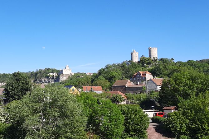 Die Burg Saaleck und die Rudelsburg im Hintergrund