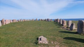 Ales Stenar, das Stonehenge von Schweden. Die Anlage in Form eines Schiffes wurde vor 1.400 Jahren vermutlich als Sonnenobservatorium gebaut.