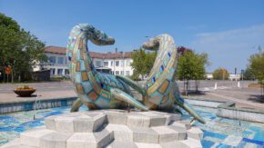 In Bromölla gibt es eine große Keramikfabrik. Der Brunnen mit den Schwanenhalsechsen als Wahrzeichen der Stadt wurde aus 3000 Keramikteilen geschaffen.