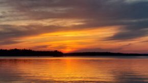 Spektakuläre Farben am Abendhimmel über dem Asnens-See.